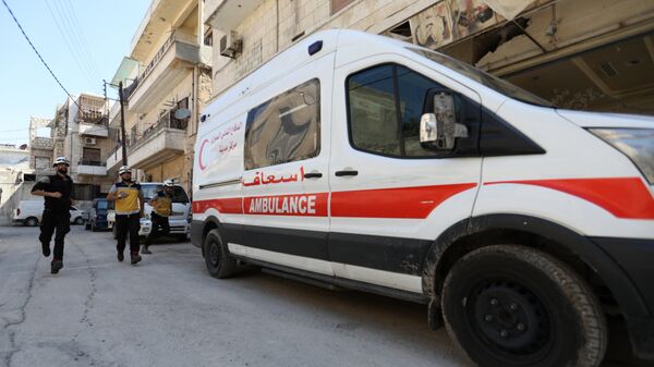 Машина скорой помощи и активисты организации Белые каски в Идлибе, Сирия