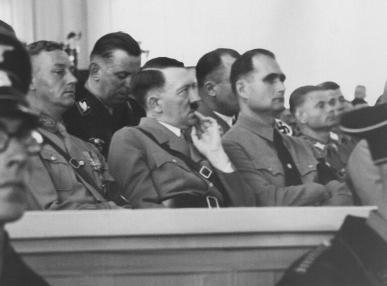 Начальник штаба Штурмовых отрядов Виктор Лютце, Адольф Гитлер и Рудольф Гесс во время церемонии открытия торжественного съезда в Нюрнберге, Германия. 7 сентября 1937 Начальник штаба Штурмовых отрядов Виктор Лютце, Адольф Гитлер и Рудольф Гесс во время церемонии открытия торжественного съезда в Нюрнберге, Германия. 7 сентября 1937