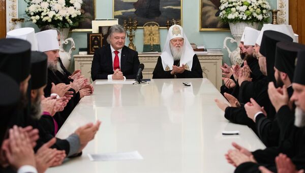 Президент Украины Петр Порошенко во время встречи с архиереями Украинской православной церкви