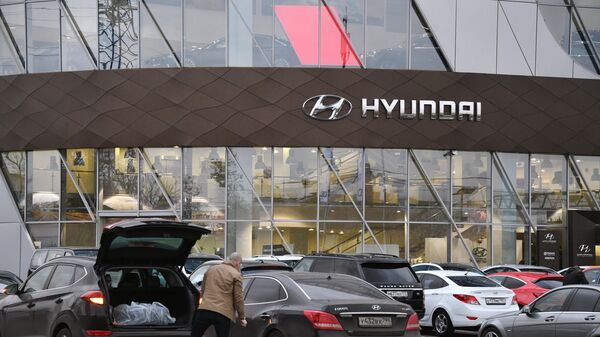 Логотип южнокорейского производителя автомобилей Hyundai в автосалоне в Москв