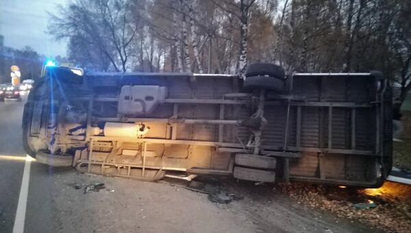 Микроавтобус, пострадавший в результате дорожно транспортного происшествия в Подмосковье. Архивное фото