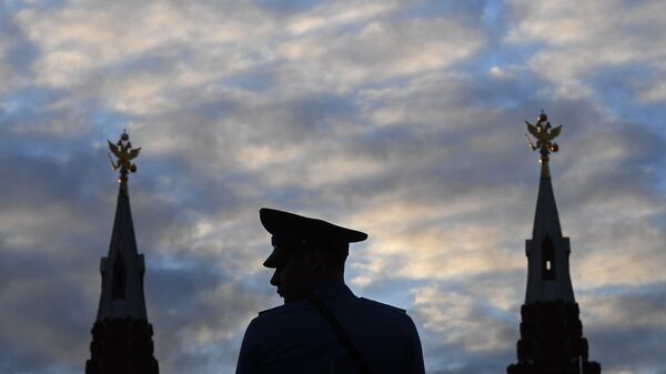 Военнослужащий во время генеральной репетиции церемонии открытия фестиваля Спасская башня