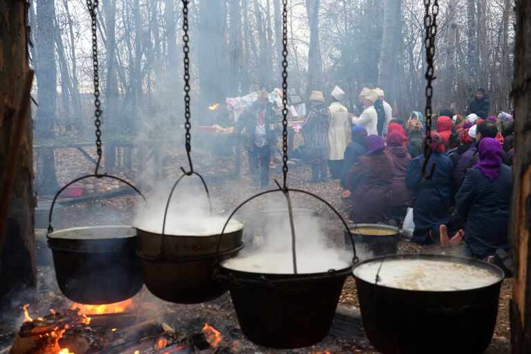 Последователи традиционной марийской религии (язычества) во время Всемарийского моления в святой роще (кюсюто)