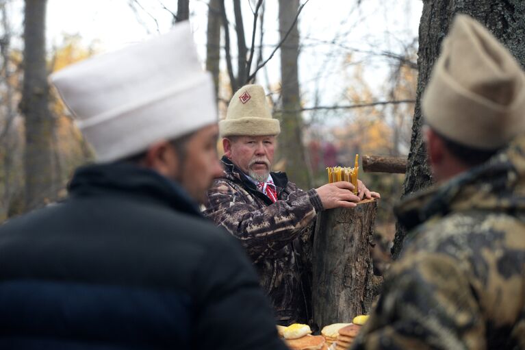 Карты (жрецы традиционной марийской религии) во время Всемарийского моления в святой роще (кюсюто)