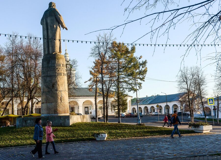 Горожане гуляют по Сусанинской площади в Костроме. Слева - памятник Ивану Сусанину