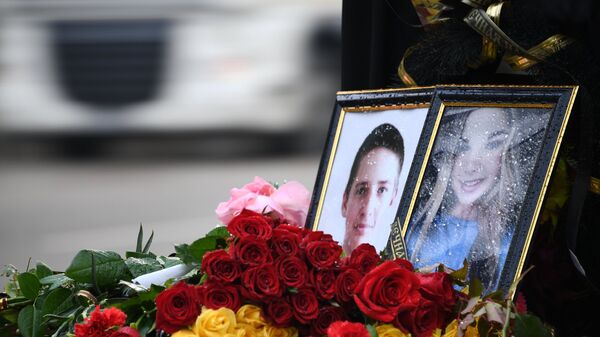 Цветы и портреты жертв нападения на Керченский политехнический колледж