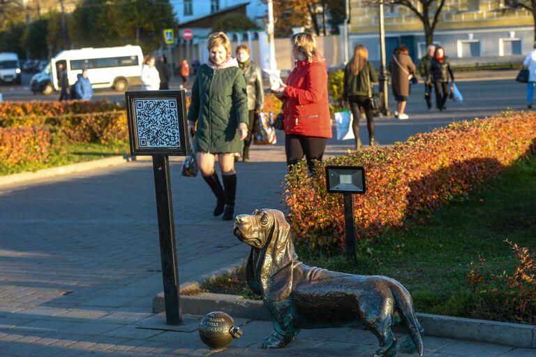 Скульптура Пожарный пес Бобка на Сусанинской площади в Костроме