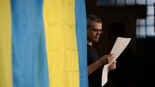 Избиратель во время голосования на выборах президента Украины