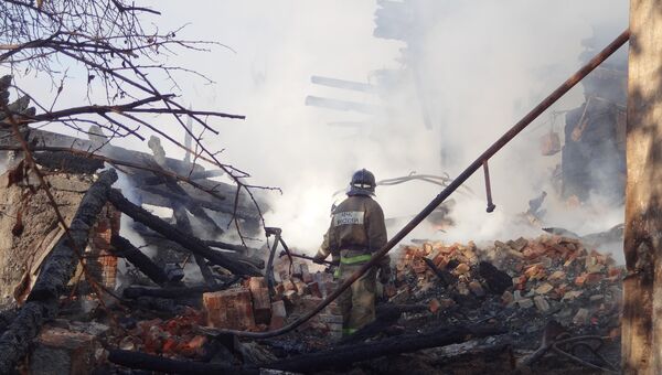 Сотрудник МЧС на месте пожара в 20-квартирном жилом доме в городе Вольске Саратовской области. 22 октября 2018