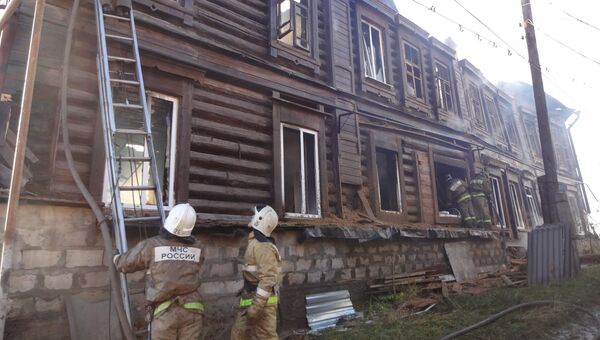 Сотрудники МЧС на месте пожара в 20-квартирном жилом доме в городе Вольске Саратовской области. 22 октября 2018