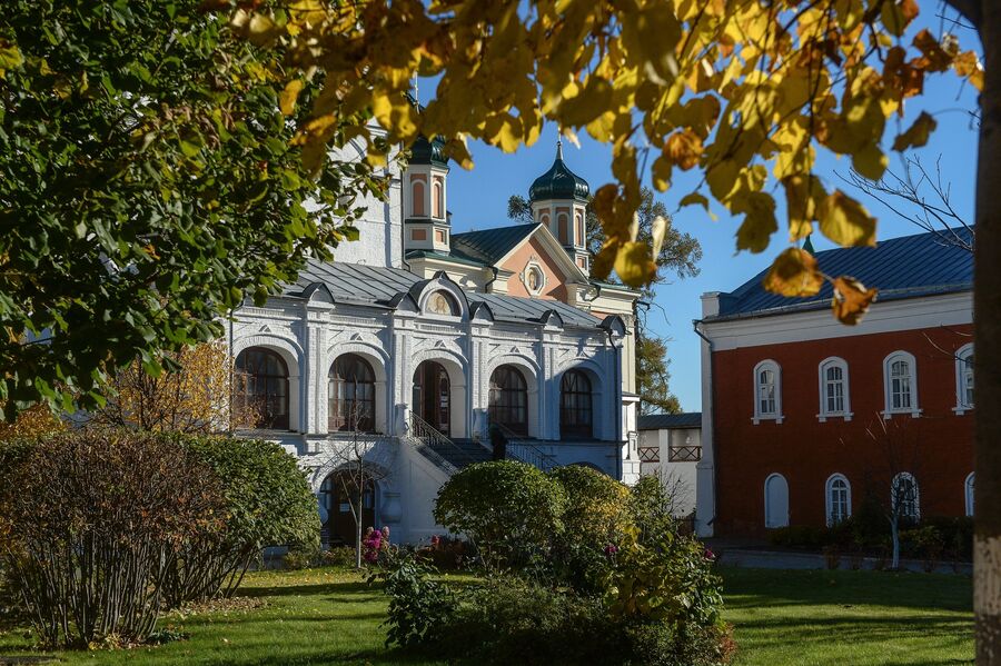 На территории Свято-Троицкого Ипатьевского мужского монастыря в Костроме
