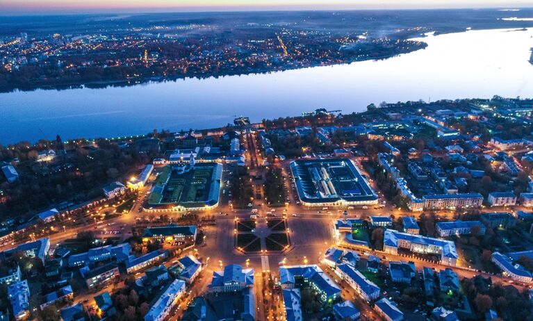 Река Волга в Костроме. В центре - Сусанинская площадь