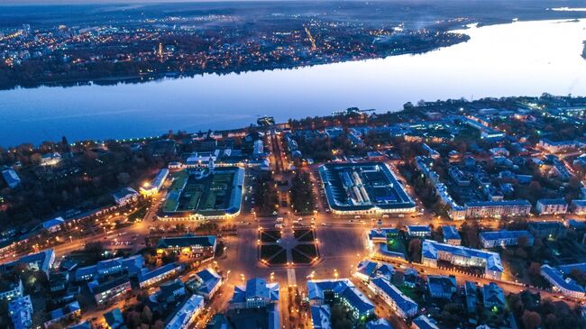 Река Волга в Костроме. В центре - Сусанинская площадь