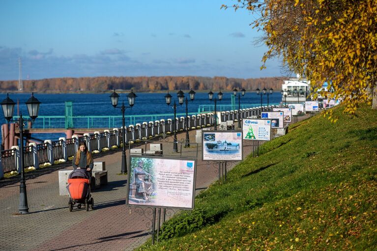 Девушка с коляской гуляет по набережной реки Волги в Костроме