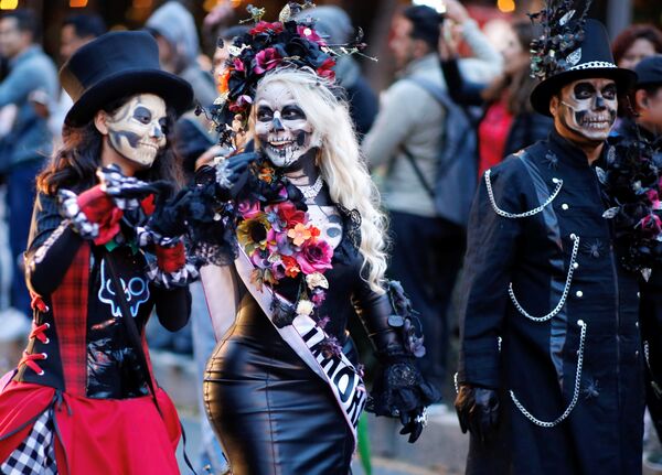 Участницы карнавала Катрина в Мехико