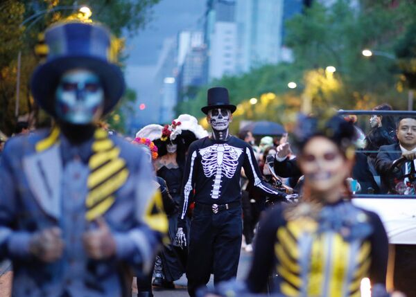 Участники карнавала Катрин в Мехико