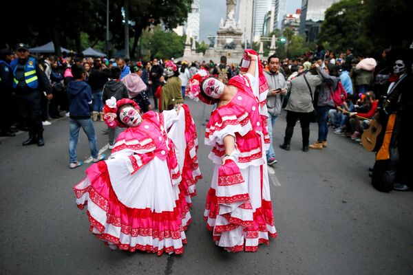 Участницы карнавала Катрин в Мехико