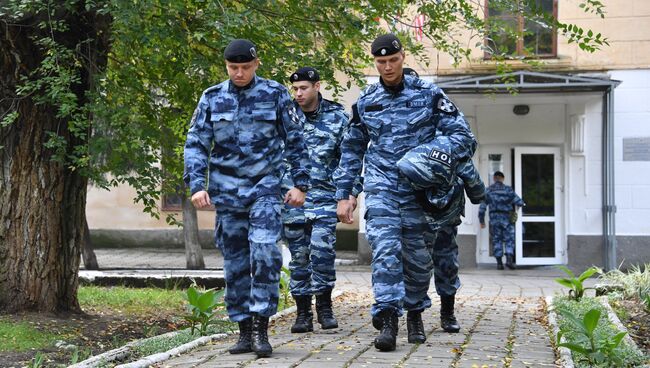 Сотрудники ОМОНа у второго корпуса Керченского политехнического колледжа. Архивное фото