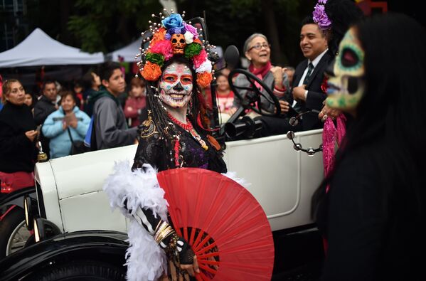 Участница карнавала Катрина в Мехико