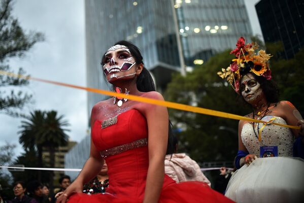 Участницы карнавала Катрина в Мехико