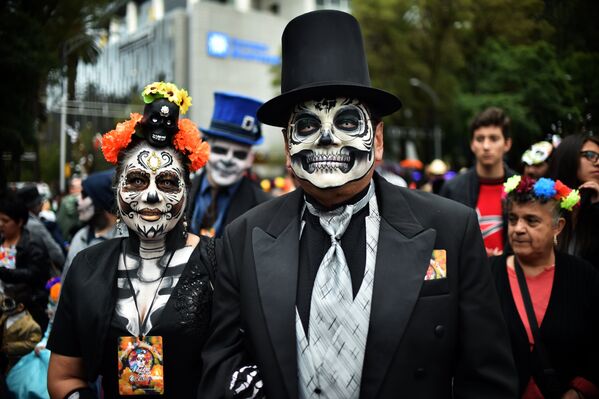 Участники карнавала Катрина в Мехико