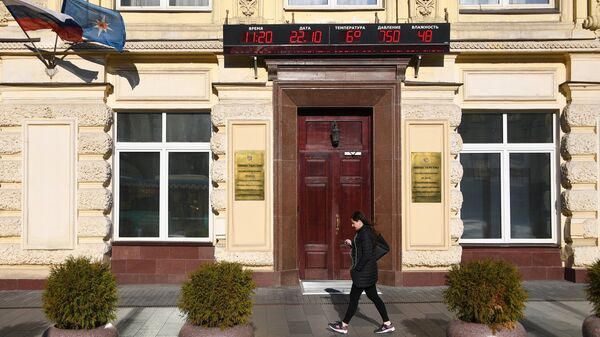Девушка проходит мимо здания МЧС России