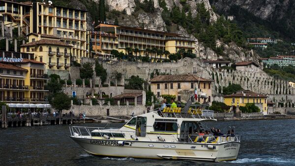 Лодка на озере Гарда в городке Лимоне-суль-Гарда в Италии