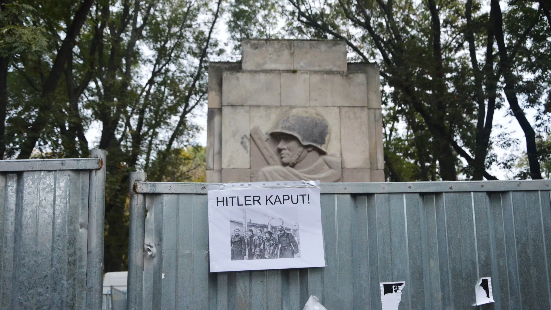 Снос памятника Благодарности солдатам Красной армии, павшим в ходе боевых действий времен Великой Отечественной войны, в Скарышевском парке Варшавы - РИА Новости, 1920, 10.02.2023