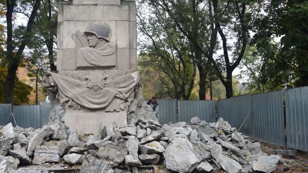 Снос памятника Благодарности солдатам Красной армии в Скарышевском парке Варшавы