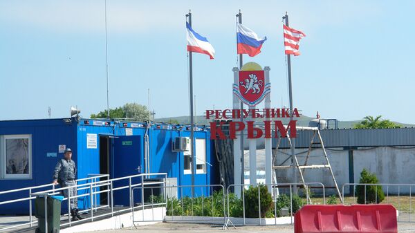 Стела Республики Крым на Керченской паромной переправе. Архивное фото