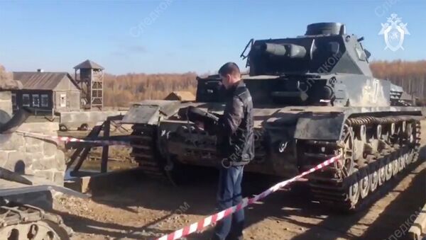 Сотрудник Следственного комитета РФ на месте наезда танка на каскадера. Архивное фото