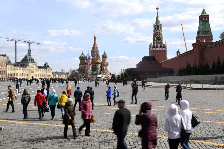Прохожие на Красной площади в Москве Прохожие на Красной площади в Москве