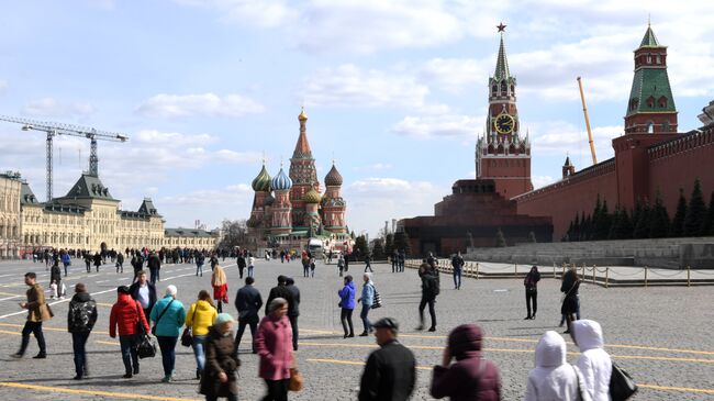 Прохожие на Красной площади в Москве