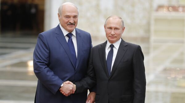 Президент РФ Владимир Путин и президент Белоруссии Александр Лукашенко на церемонии встречи глав делегаций государств-членов ОДКБ в Минске 