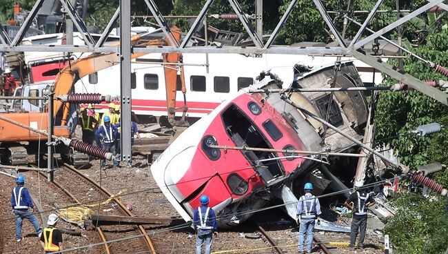 На месте схода с рельсов скоростного поезда Puyuma Express на севере Тайваня