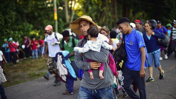Караван мигрантов из Гондураса в США на дороге в городе Метапа в Мексике. 22 октября 2018
