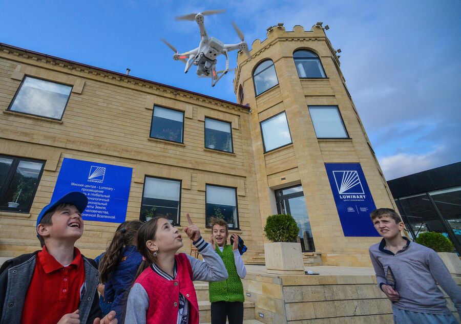 Дети запускают дрон на занятиях в центре просвещения Luminary