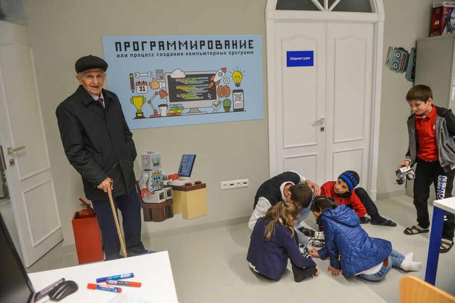 Президент благотворительного фонда «Просвещение» Махмуд Абдулжелилович Абдулкеримов  и дети на занятиях в центре просвещения Luminary 