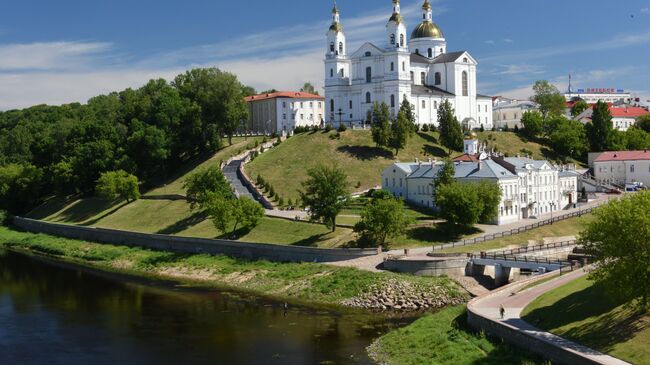 Вид на Свято-Успенский кафедральный собор со стороны Западной Двины в Витебске