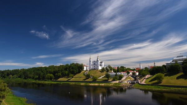 Вид на Свято-Успенский кафедральный собор со стороны Западной Двины в Витебске. Архивное фото