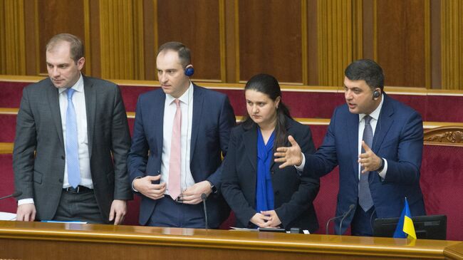 Премьер-министр Украины Владимир Гройсман и исполняющая обязанности министра финансов Оксана Маркарова