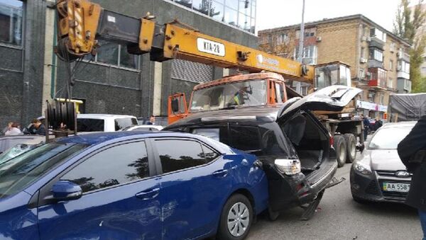 Автокран протаранил 17 автомобилей в центре Киева, Украина. 23 октября 2018
