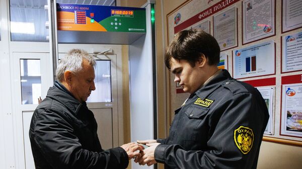 Охранник проверяет документы в Лицее №113 города Новосибирска