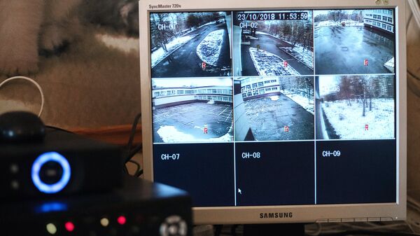 Изображение с камер видеонаблюдения на мониторе в лицее