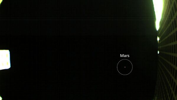 Фотография Марса (обведен пунктирным кругом), полученная одним из зондов MarCO