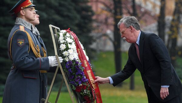 Советник президента США по национальной безопасности Джон Болтон на церемонии возложения цветов к Могиле Неизвестного Солдата в Москве. 23 октября 2018