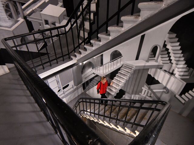 Женщина поднимается по лестнице.
