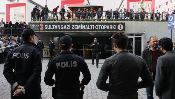 Турецкие полицейские во время расследования убийства саудовского журналиста Джамаля Хашукджи в Стамбуле. Архивное фото