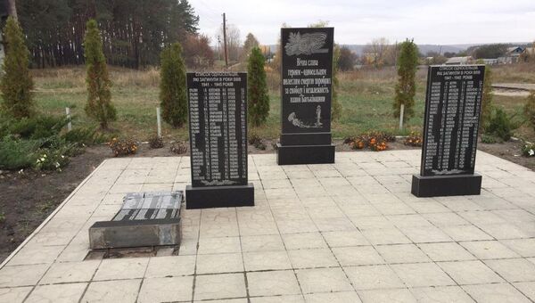 Поврежденный памятник погибшим в годы Великой Отечественной войны в селе Циркуны Харьковской области