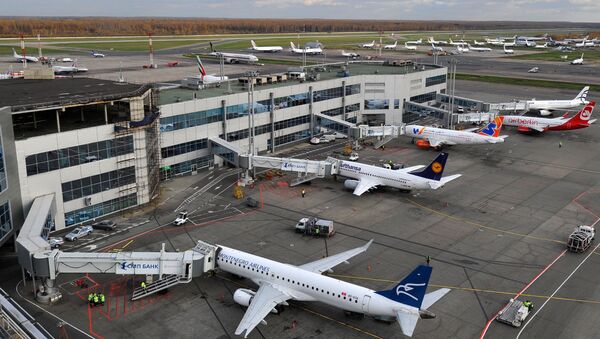 Самолеты на стоянке в аэропорту. Архивное фото